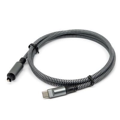 Kabel audio digital Toslink bertekstur hitam dengan konektor jenis C laki-laki dan dilapisi emas untuk suara yang jernih